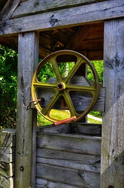 Vieux puits en bois dans le village . — Photo