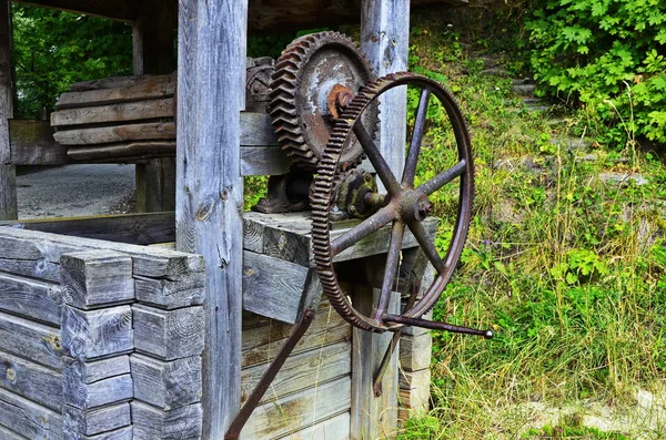 Antiguo pozo de madera en el pueblo . — Foto de Stock