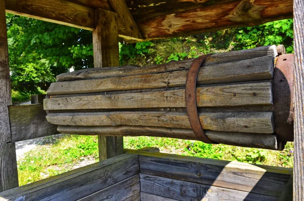 Старий дерев'яний колодязь у селі . — стокове фото