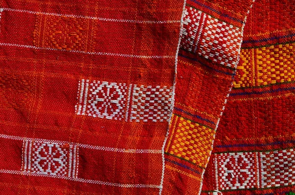 Tecido vermelho com um padrão — Fotografia de Stock