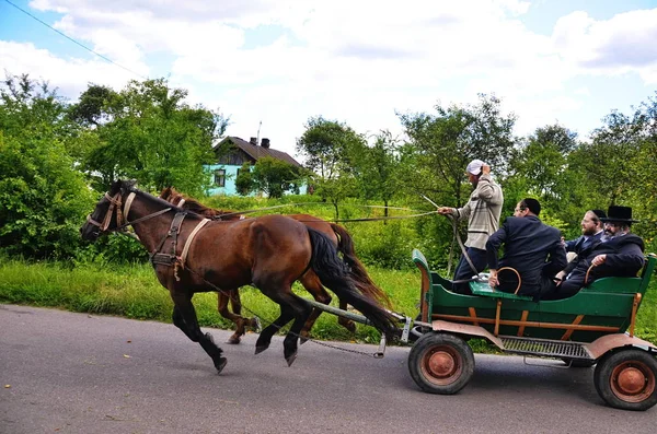 Hasids Pilger bei einem Spaziergang durch die historischen Stätten ihrer Vorfahren. — Stockfoto