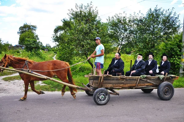 Hasides pèlerins lors d'une promenade à cheval par les lieux historiques de leurs ancêtres . — Photo