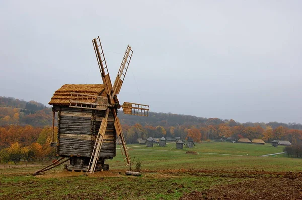 An old windmill amid the autumn landscape. — Stock Photo, Image