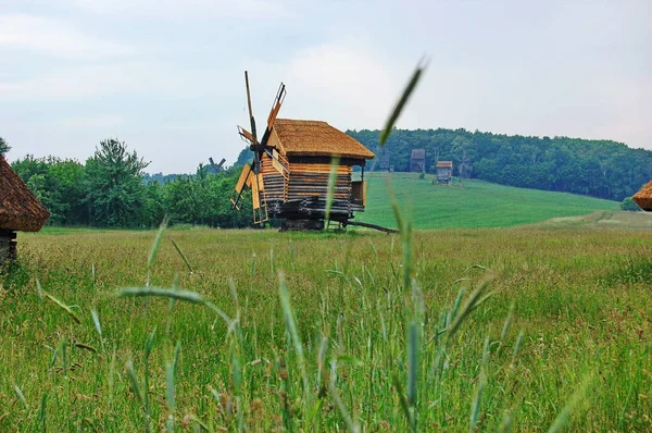 An old windmill amid the autumn landscape. — Stock Photo, Image