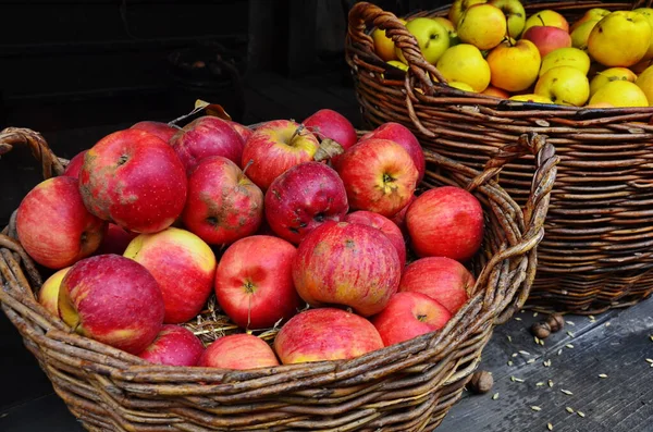 Basket with apples — Stock Photo, Image