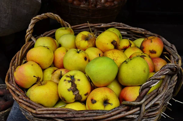 Coș cu mere — Fotografie, imagine de stoc