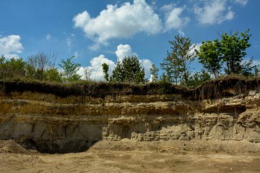 Terk edilmiş madencilik ve inşaat malzemeleri çukuru manzarası. Turist manzarası. Ukrayna.