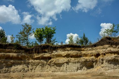 Terk edilmiş madencilik ve inşaat malzemeleri çukuru manzarası. Turist manzarası. Ukrayna.