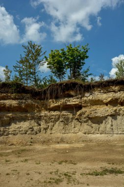 Terk edilmiş madencilik ve inşaat malzemeleri çukuru manzarası. Turist manzarası. Ukrayna.