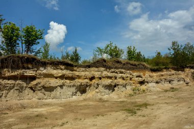 Terk edilmiş madencilik ve inşaat malzemeleri çukuru manzarası. Turist manzarası. Ukrayna.