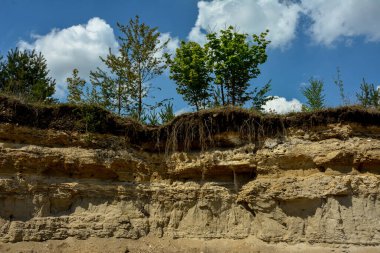 Terk edilmiş madencilik ve inşaat malzemeleri çukuru manzarası. Turist manzarası. Ukrayna.