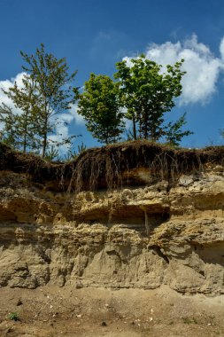 Terk edilmiş madencilik ve inşaat malzemeleri çukuru manzarası. Turist manzarası. Ukrayna.