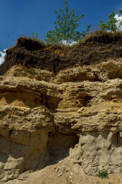 Terk edilmiş madencilik ve inşaat malzemeleri çukuru manzarası. Turist manzarası. Ukrayna.
