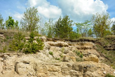 Terk edilmiş madencilik ve inşaat malzemeleri çukuru manzarası. Turist manzarası. Ukrayna.