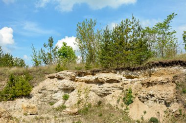 Terk edilmiş madencilik ve inşaat malzemeleri çukuru manzarası. Turist manzarası. Ukrayna.