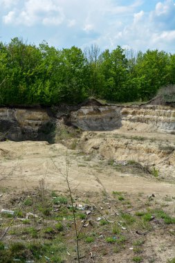 Terk edilmiş madencilik ve inşaat malzemeleri çukuru manzarası. Turist manzarası. Ukrayna.
