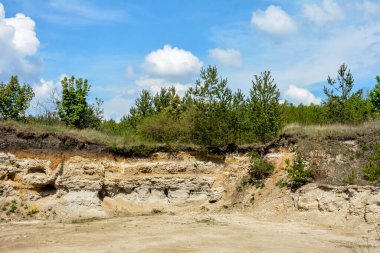 Terk edilmiş madencilik ve inşaat malzemeleri çukuru manzarası. Turist manzarası. Ukrayna.