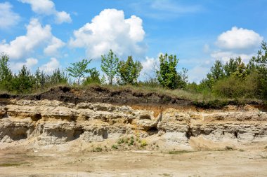 Terk edilmiş madencilik ve inşaat malzemeleri çukuru manzarası. Turist manzarası. Ukrayna.