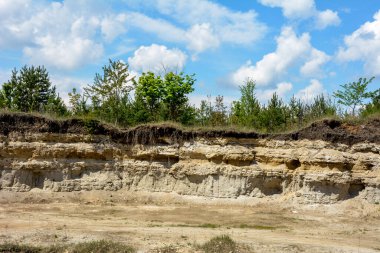 Terk edilmiş madencilik ve inşaat malzemeleri çukuru manzarası. Turist manzarası. Ukrayna.