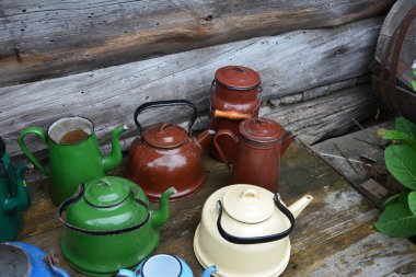 Eski çaydanlık koleksiyonu. Köhne çaydanlıklar kırsal alanda, eski demlerin arka planına karşı çekilir. Kırsal kesimlerde..