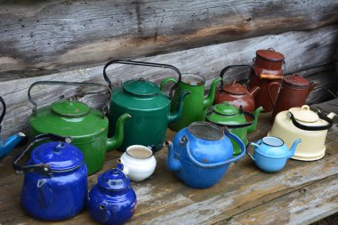 Eski çaydanlık koleksiyonu. Köhne çaydanlıklar kırsal alanda, eski demlerin arka planına karşı çekilir. Kırsal kesimlerde..