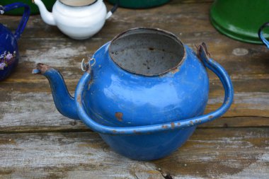 Eski çaydanlık koleksiyonu. Köhne çaydanlıklar kırsal alanda, eski demlerin arka planına karşı çekilir. Kırsal kesimlerde..