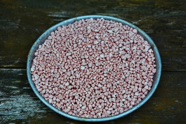 鉱物肥料顆粒 赤でリンを含む鉱物肥料 Npk肥料は カリウムを供給する3成分肥料です — ストック写真