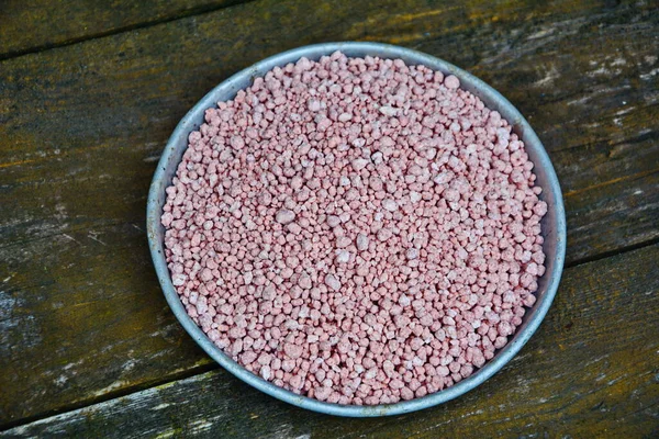 鉱物肥料顆粒 赤でリンを含む鉱物肥料 Npk肥料は カリウムを供給する3成分肥料です — ストック写真
