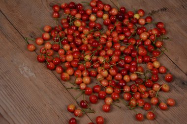 Ahşap bir masada kırmızı kirazlar. Yaz mevsimi vitamin meyveleri.