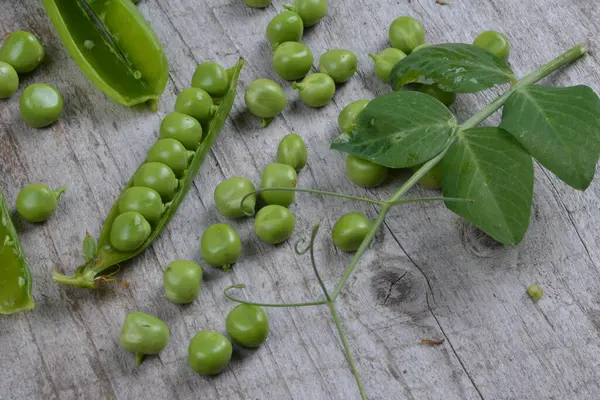 Frische Grüne Erbsen Auf Einem Hölzernen Hintergrund Draufsicht Hülsen Aus — Stockfoto