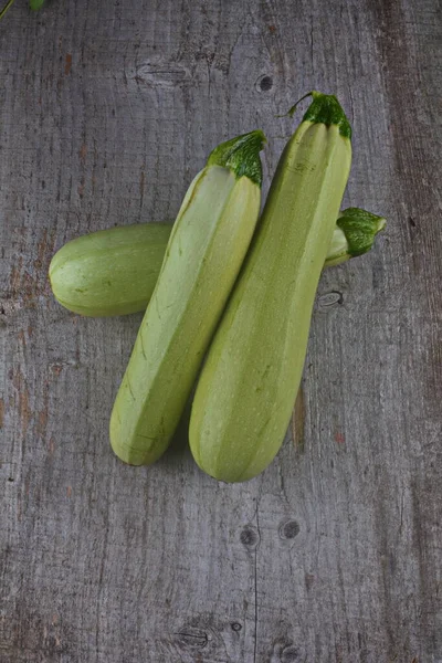 Frische Grüne Bio Zucchini Auf Einem Holztisch Bio Gemüse Der — Stockfoto