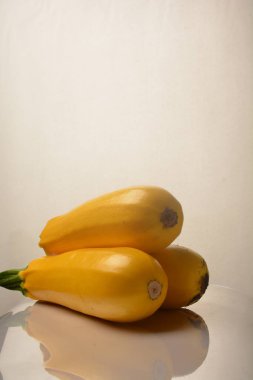 Sarı kabak White 'da izole edildi. Çiğ Kabak Sebzesi. Spagetti için organik ilik kabağı. Sağlıklı vejetaryen yemeği. Çirkin Organik Hasat. Garden veya Market 'ten Doğal Lezzetli Bitki