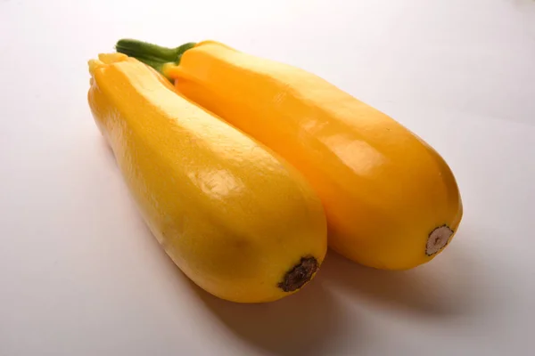 Жовті Цукіні Ізольовані Білому Сирий Курець Овочевий Органічний Кабачок Спагетті — стокове фото