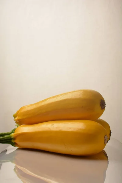 Yellow Zucchini Geïsoleerd Wit Rauwe Courgette Groenten Biologische Mergpompoen Voor — Stockfoto