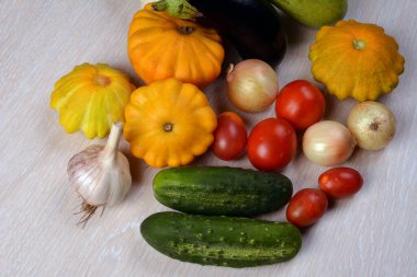 Beyaz arka planda farklı sebzeler. Yaz vitamin ürünleri seti.