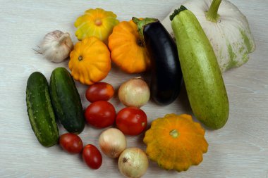 Beyaz arka planda farklı sebzeler. Yaz vitamin ürünleri seti.