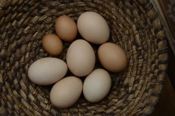 Veel Eieren Liggen Achtergrond Van Hooi Bovenaanzicht Verse Kippeneieren Stro — Stockfoto