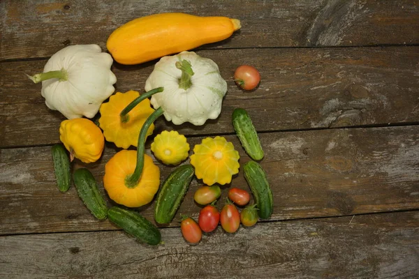 白い背景に野菜がたくさんあります ビタミン製品の夏セット — ストック写真