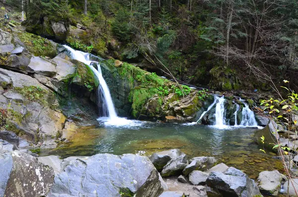 Őszi Vízesés Folyó Patak Kilátás Vízesés Ősszel Őszi Vízesés Levelek — Stock Fotó