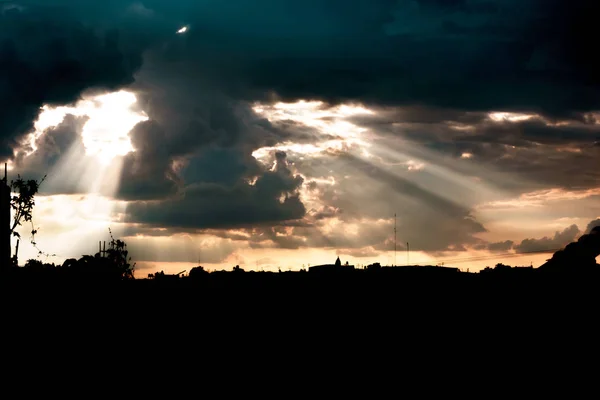 günbatımı birçok bulutlar ve bulutlar geçerken güneş ışınları ile