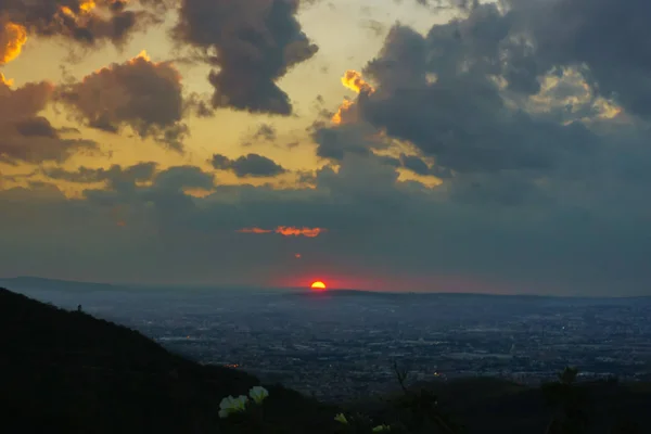 ufuk doğru seyir bir dağın tepesinden günbatımı