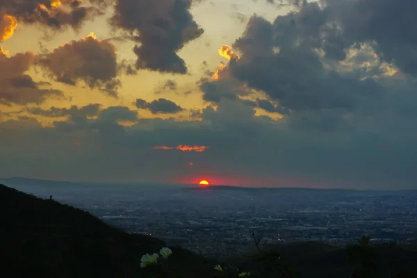 ufuk doğru seyir bir dağın tepesinden günbatımı
