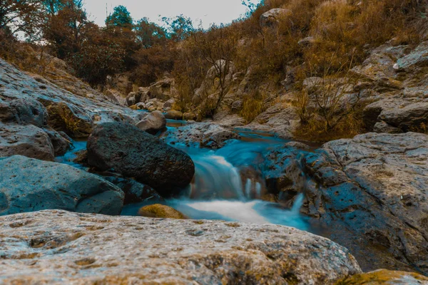 Kayaların etrafında ile Kuru ot tarafından geçen nehir