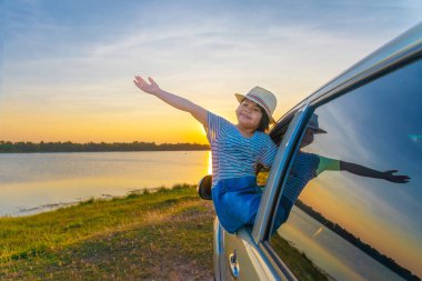 Baba ve oğul göl üzerinde günbatımında oynuyorlar. İnsanlar sahada iyi eğlenceler. Aile dostu kavramı ve yaz tatili