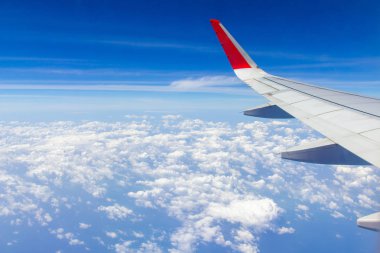 Gökyüzü kanatları ve beyaz bulutlar Phuket üzerinde uçan, Tayland