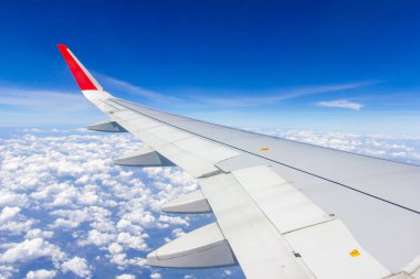 Gökyüzü kanatları ve beyaz bulutlar Phuket üzerinde uçan, Tayland