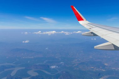 Gökyüzü kanatları ve beyaz bulutlar Phuket üzerinde uçan, Tayland