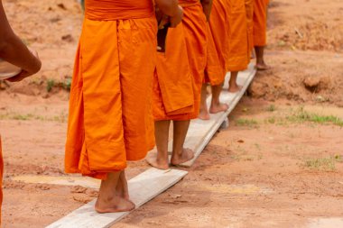 Sabahleyin bir erdem vardı. İnsanlar bir çok rahibin bağışlarına yiyecek koyardı..