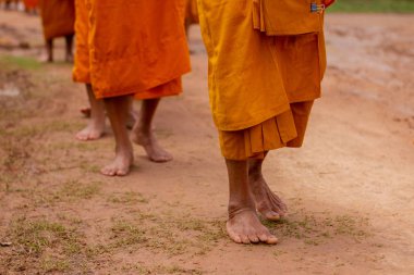 Sabahleyin bir erdem vardı. İnsanlar bir çok rahibin bağışlarına yiyecek koyardı..
