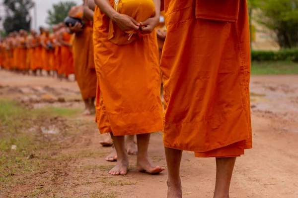 Утром Заслуга Этом Люди Засовывали Еду Милостыню Многих Монахов — стоковое фото